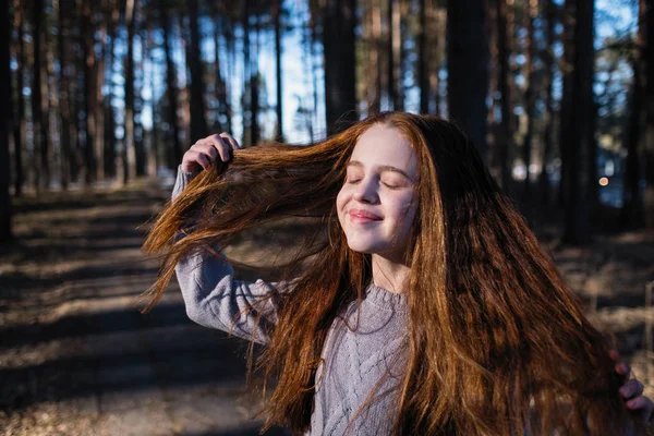 Linda Colegiala Con Pelo Largo Rojo Posando Para Cámara Parque — Foto de Stock