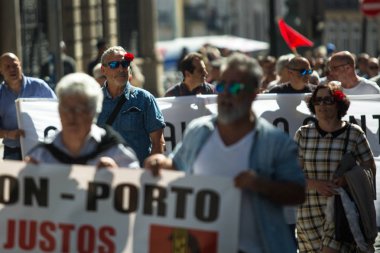 Porto, Portekiz - 1 Mayıs 2019: Şehir merkezinde 1 Mayıs kutlamaları sırasında. Geleneksel olarak Komünist partiile ilişkili Portekizli işçiler Konfederasyonu'nun 800.000 üyesi bulunuyor..