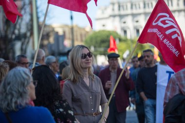 Porto, Portekiz - 1 Mayıs 2019: Oporto merkezinde 1 Mayıs Kutlaması. Geleneksel olarak Komünist partiile ilişkili Portekizli işçiler Konfederasyonu'nun 800.000 üyesi bulunuyor..