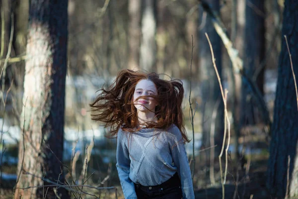 写真撮影のために松の公園でポーズ炎の赤い髪を持つかわいい十代の女の子 — ストック写真