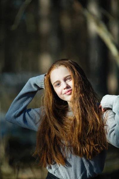 Portret Cute Dwanaście Lat Dziewczyna Ogniste Czerwone Włosy Stwarzające Sosnowym — Zdjęcie stockowe