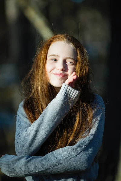 Retrato Una Linda Niña Doce Años Con Pelo Rojo Ardiente —  Fotos de Stock