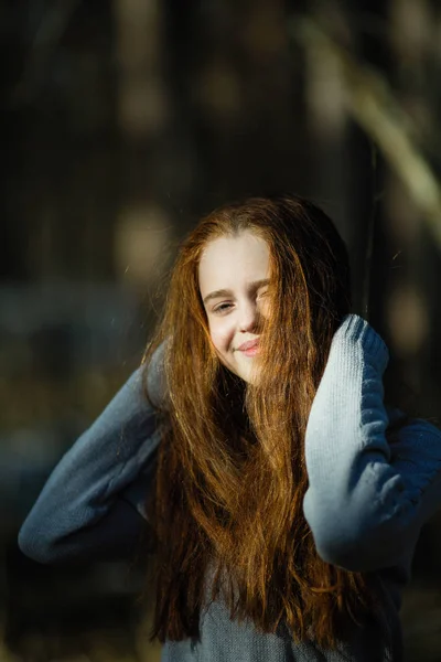 Ritratto Ragazza Carina Dodici Anni Con Capelli Rossi Fuoco Posa — Foto Stock