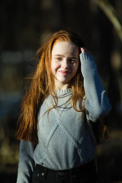 Portrét Krásné Dvanácti Leté Dívky Ohnivě Červenými Vlasy Které Borovicích — Stock fotografie