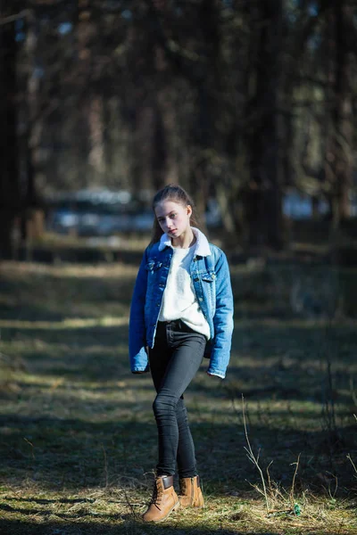 Full Length Retrato Bonito Teen Menina Pinho Parque — Fotografia de Stock