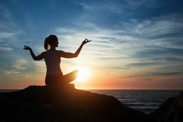 Silhueta Ioga Jovem Mulher Praia Pôr Sol Bonito Relaxe Meditação — Fotografia de Stock