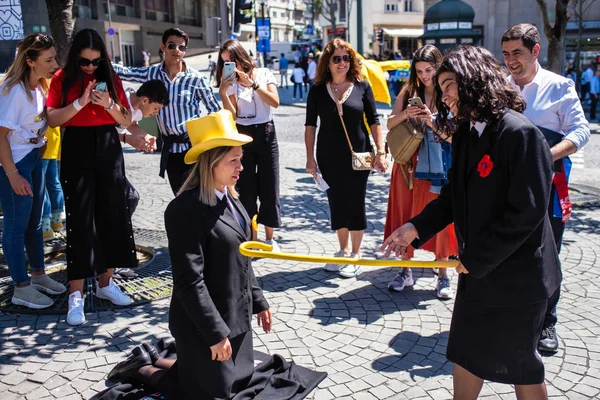 ポルト ポルトガル 2019年5月5日 ケイマダスフィタスの間に大学のポルトガルの学生の伝統的なお祭りです 卒業生はトップハットとウォーキングサトインを着用し 両方の色の教員の色を着用します — ストック写真