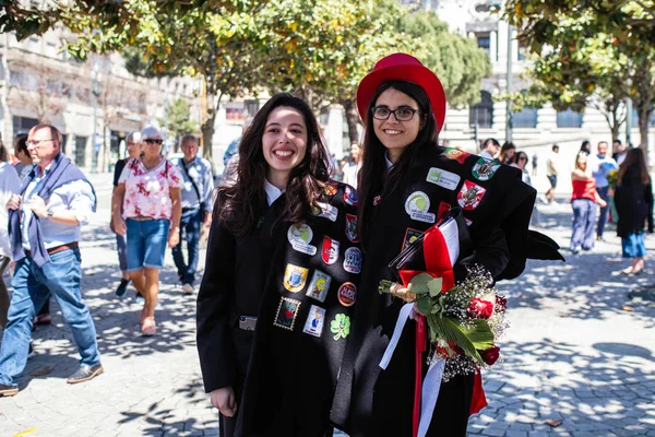 ポルト ポルトガル 2019年5月5日 ケイマダスフィタスの間に大学のポルトガルの学生の伝統的なお祭りです 卒業生はトップハットとウォーキングサトインを着用し 両方の色の教員の色を着用します — ストック写真