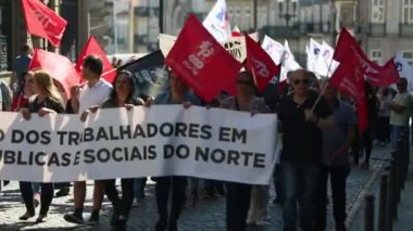 Porto, Portekiz - 1 Mayıs 2019: Oporto merkezinde 1 Mayıs Kutlaması. Geleneksel olarak Komünist partiile ilişkili Portekizli işçiler Konfederasyonu'nun 800.000 üyesi bulunuyor..
