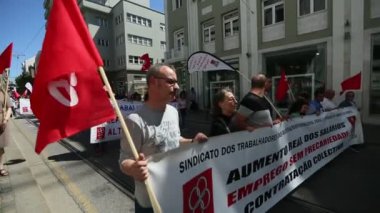 Porto, Portekiz - 1 Mayıs 2019: Oporto merkezinde 1 Mayıs Kutlaması. Geleneksel olarak Komünist partiile ilişkili Portekizli işçiler Konfederasyonu'nun 800.000 üyesi bulunuyor..