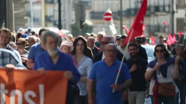 ポルト ポルトガル 2019年5月1日 オポルト中心部でのメイデーのお祝い 伝統的に共産党に関連するポルトガル労働者総連合は 800 000人のメンバーを持っています — ストック動画