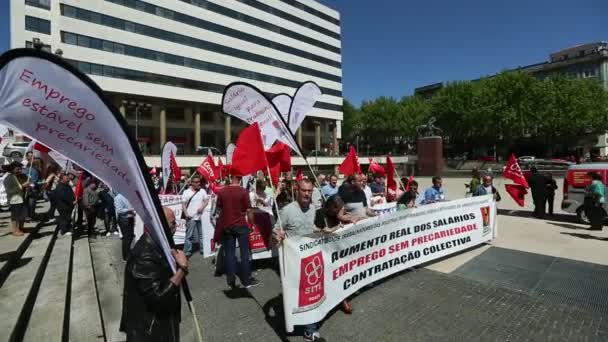 ポルト ポルトガル 2019年5月1日 オポルト中心部でのメイデーのお祝い 伝統的に共産党に関連するポルトガル労働者総連合は 800 000人のメンバーを持っています — ストック動画