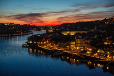 Güzel bir alacakaranlık sırasında Dom Luis I köprü ribeira ve Douro nehri manzarası, Porto, Portekiz.
