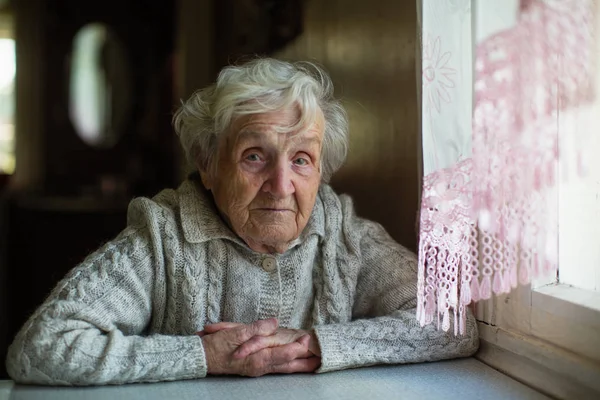 Retrato Uma Idosa Idosa Pensionista Sua Casa — Fotografia de Stock