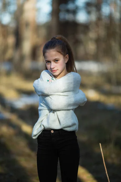 一个十二岁的甜美女孩的肖像 在春天公园拍照 — 图库照片