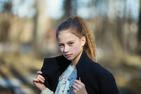 Portret Dwunastoletniej Słodkiej Dziewczynki Robienie Zdjęć Wiosennym Parku — Zdjęcie stockowe