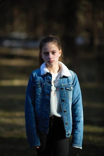 Porträt Eines Zwölfjährigen Süßen Mädchens Jeansjacke Fotoshooting Frühlingspark — Stockfoto