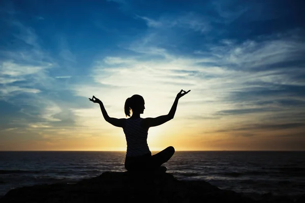 Yoga Žena Silueta Sedí Lotosové Pozici Břehu Večerního Oceánu — Stock fotografie