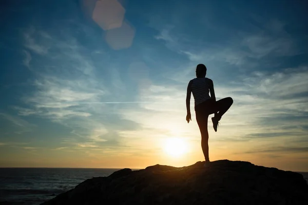 素晴らしい夕日で海のビーチでヨガの女性のシルエット リラックスして瞑想 — ストック写真