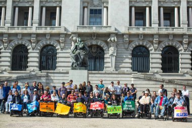 Porto, Portekiz - 5 Mayıs 2019: Bağımsız Yaşam Manifestosu (engellilerin yürüyüşü) Kişisel yardım, barınma, istihdam, eğitim, ulaşım açısından haklara uygunluk talebi