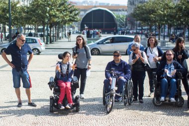 Porto, Portekiz - 5 Mayıs 2019: Bağımsız Yaşam Manifestosu (engellilerin yürüyüşü) Kişisel yardım, barınma, istihdam, eğitim, ulaşım açısından haklara uygunluk talebi