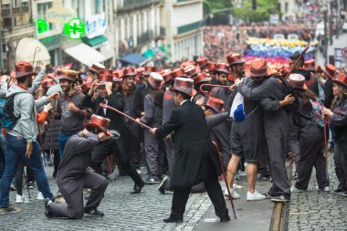 Porto, Portekiz - 7 Mayıs 2019: Cortejo Queima das Fitas sırasında - üniversitelerin Portekizli öğrencilerin yıllık şenlikleri. Mezunlar, fakültelerinin her ikisi de renkte bir şapka ve baston giyerler..
