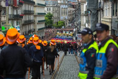 Porto, Portekiz - 7 Mayıs 2019: Cortejo Queima das Fitas sırasında - üniversitelerin Portekizli öğrencilerin yıllık şenlikleri. Mezunlar, fakültelerinin her ikisi de renkte bir şapka ve baston giyerler..
