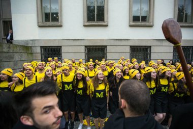 Porto, Portekiz - 7 Mayıs 2019: Cortejo Queima das Fitas sırasında - üniversitelerin Portekizli öğrencilerin yıllık şenlikleri. Mezunlar, fakültelerinin her ikisi de renkte bir şapka ve baston giyerler..