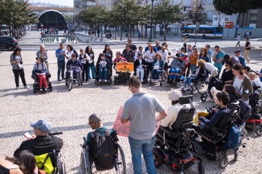 Porto, Portekiz - 5 Mayıs 2019: Bağımsız Yaşam Manifestosu (engellilerin yürüyüşü) Kişisel yardım, barınma, istihdam, eğitim, ulaşım açısından haklara uygunluk talebi