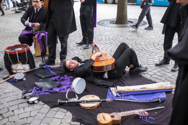 Porto, Portekiz - 5 Mayıs 2019: Queima das Fitas sırasında üniversitelerin Portekizli öğrencileringeleneksel bir şenliğidir. Mezunlar, fakültelerinin her ikisi de renkte bir şapka ve baston giyerler..
