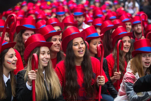 ポルト ポルトガル 2019年5月7日 コルテホ ケイマ フィタスの間に 大学のポルトガルの学生の毎年のお祭り 卒業生はトップハットとウォーキングサトインを着用し 両方の色の教員の色を着用します — ストック写真