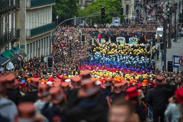 ポルト ポルトガル 2019年5月7日 コルテホ ケイマ フィタスの間に 大学のポルトガルの学生の毎年のお祭り 卒業生はトップハットとウォーキングサトインを着用し 両方の色の教員の色を着用します — ストック写真