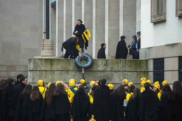 Porto, Portekiz - 7 Mayıs 2019: Cortejo Queima das Fitas sırasında - üniversitelerin Portekizli öğrencilerin yıllık şenlikleri. Mezunlar, fakültelerinin her ikisi de renkte bir şapka ve baston giyerler..