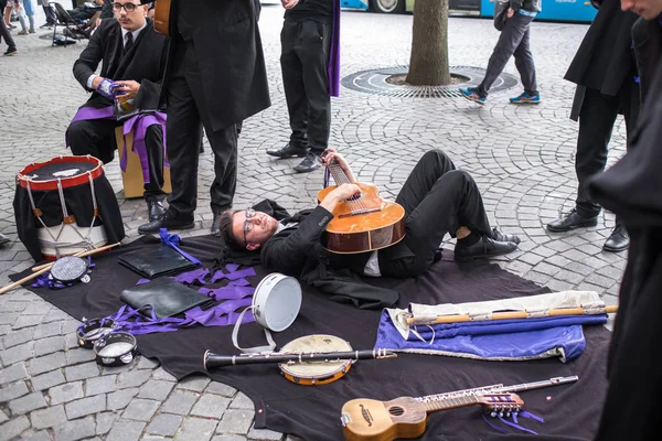 Porto, Portekiz - 5 Mayıs 2019: Queima das Fitas sırasında üniversitelerin Portekizli öğrencileringeleneksel bir şenliğidir. Mezunlar, fakültelerinin her ikisi de renkte bir şapka ve baston giyerler..