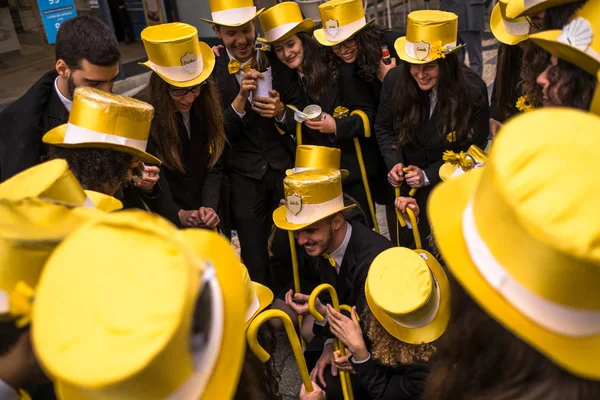 葡萄牙波尔图 2019年5月5日 在奎马达斯比塔斯期间 葡萄牙大学学生的传统节日 毕业生们戴着一顶帽子和一个手杖 都是他们学院的两种颜色 — 图库照片