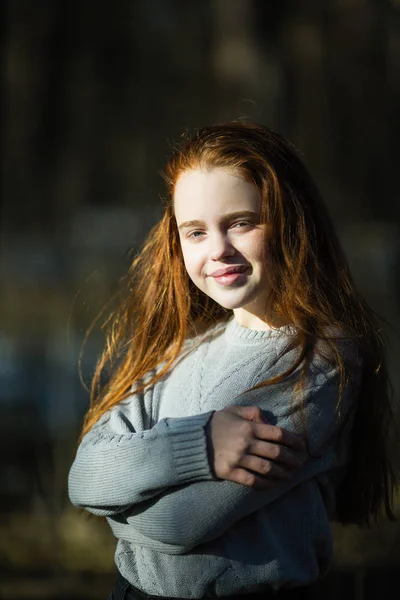 Porträt Eines Attraktiven Fröhlichen Teenie Mädchens Mit Leuchtend Roten Langen — Stockfoto