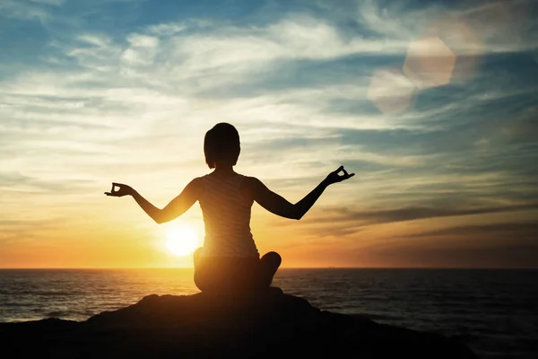 Silueta Yoga Mujer Joven Playa Atardecer Increíble Relax Meditación —  Fotos de Stock