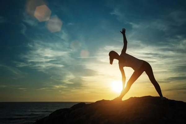 Yoga Σιλουέτα Νεαρή Γυναίκα Κάνει Ασκήσεις Γυμναστικής Στην Παραλία Στο — Φωτογραφία Αρχείου