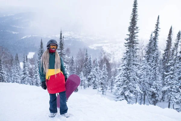 Сноубордистка Сноубордом Горах Снежном Склоне — стоковое фото