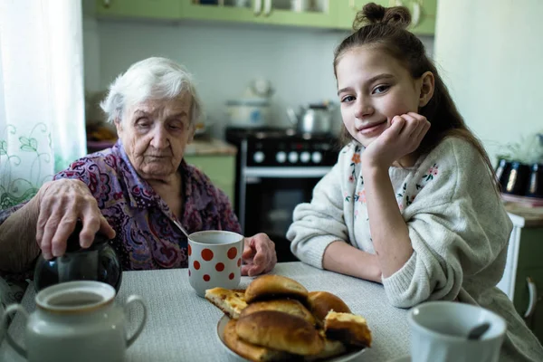 Старушка Угощает Маленькую Девочку Завтраком Сидя Столом Доме Бабушка Прекрасная — стоковое фото