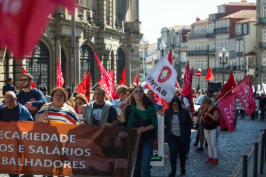 Porto, Portekiz - 1 Mayıs 2019: Oporto merkezinde 1 Mayıs Kutlaması. Geleneksel olarak Komünist partiile ilişkili Portekizli işçiler Konfederasyonu'nun 800.000 üyesi bulunuyor..