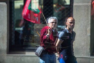 Porto, Portekiz - 1 Mayıs 2019: Oporto merkezinde 1 Mayıs Kutlaması. Geleneksel olarak Komünist partiile ilişkili Portekizli işçiler Konfederasyonu'nun 800.000 üyesi bulunuyor..
