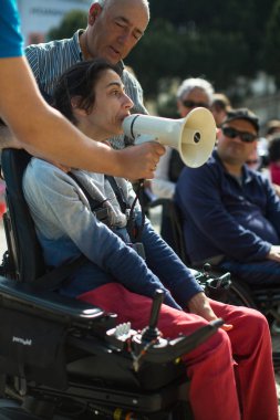 Porto, Portekiz - 5 Mayıs 2019: Bağımsız Yaşam Manifestosu (engellilerin yürüyüşü) Kişisel yardım, barınma, istihdam, eğitim, ulaşım açısından haklara uygunluk talebi
