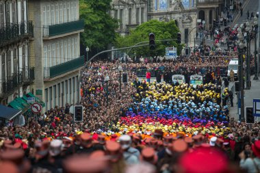 Porto, Portekiz - 7 Mayıs 2019: Cortejo Queima das Fitas sırasında - üniversitelerin Portekizli öğrencilerin yıllık şenlikleri. Mezunlar, fakültelerinin her ikisi de renkte bir şapka ve baston giyerler..