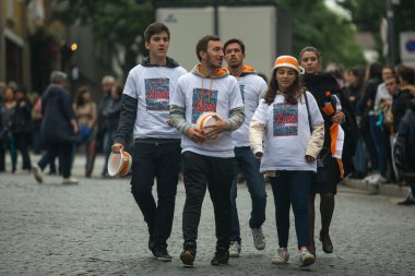 Porto, Portekiz - 7 Mayıs 2019: Cortejo Queima das Fitas sırasında - üniversitelerin Portekizli öğrencilerin yıllık şenlikleri. Mezunlar, fakültelerinin her ikisi de renkte bir şapka ve baston giyerler..