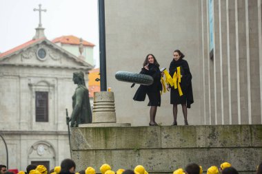 Porto, Portekiz - 7 Mayıs 2019: Cortejo Queima das Fitas sırasında - üniversitelerin Portekizli öğrencilerin yıllık şenlikleri. Mezunlar, fakültelerinin her ikisi de renkte bir şapka ve baston giyerler..