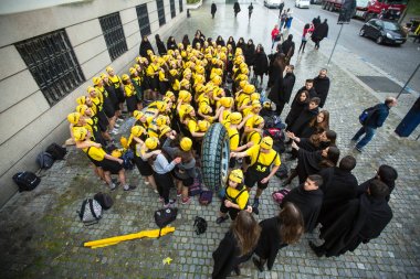 Porto, Portekiz - 7 Mayıs 2019: Cortejo Queima das Fitas sırasında - üniversitelerin Portekizli öğrencilerin yıllık şenlikleri. Mezunlar, fakültelerinin her ikisi de renkte bir şapka ve baston giyerler..