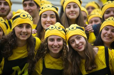 Porto, Portekiz - 7 Mayıs 2019: Cortejo Queima das Fitas sırasında - üniversitelerin Portekizli öğrencilerin yıllık şenlikleri. Mezunlar, fakültelerinin her ikisi de renkte bir şapka ve baston giyerler..