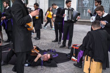 Porto, Portekiz - 5 Mayıs 2019: Queima das Fitas sırasında üniversitelerin Portekizli öğrencileringeleneksel bir şenliğidir. Mezunlar, fakültelerinin her ikisi de renkte bir şapka ve baston giyerler..