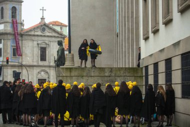 Porto, Portekiz - 7 Mayıs 2019: Cortejo Queima das Fitas sırasında - üniversitelerin Portekizli öğrencilerin yıllık şenlikleri. Mezunlar, fakültelerinin her ikisi de renkte bir şapka ve baston giyerler..